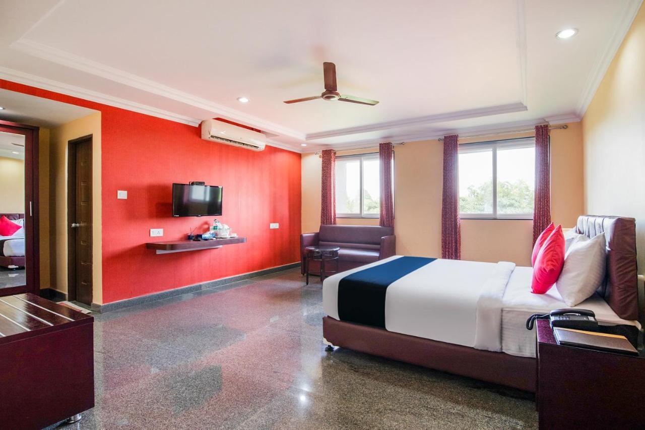 Capital O 22439 Ratna Forever Hotell Karkal Exteriör bild