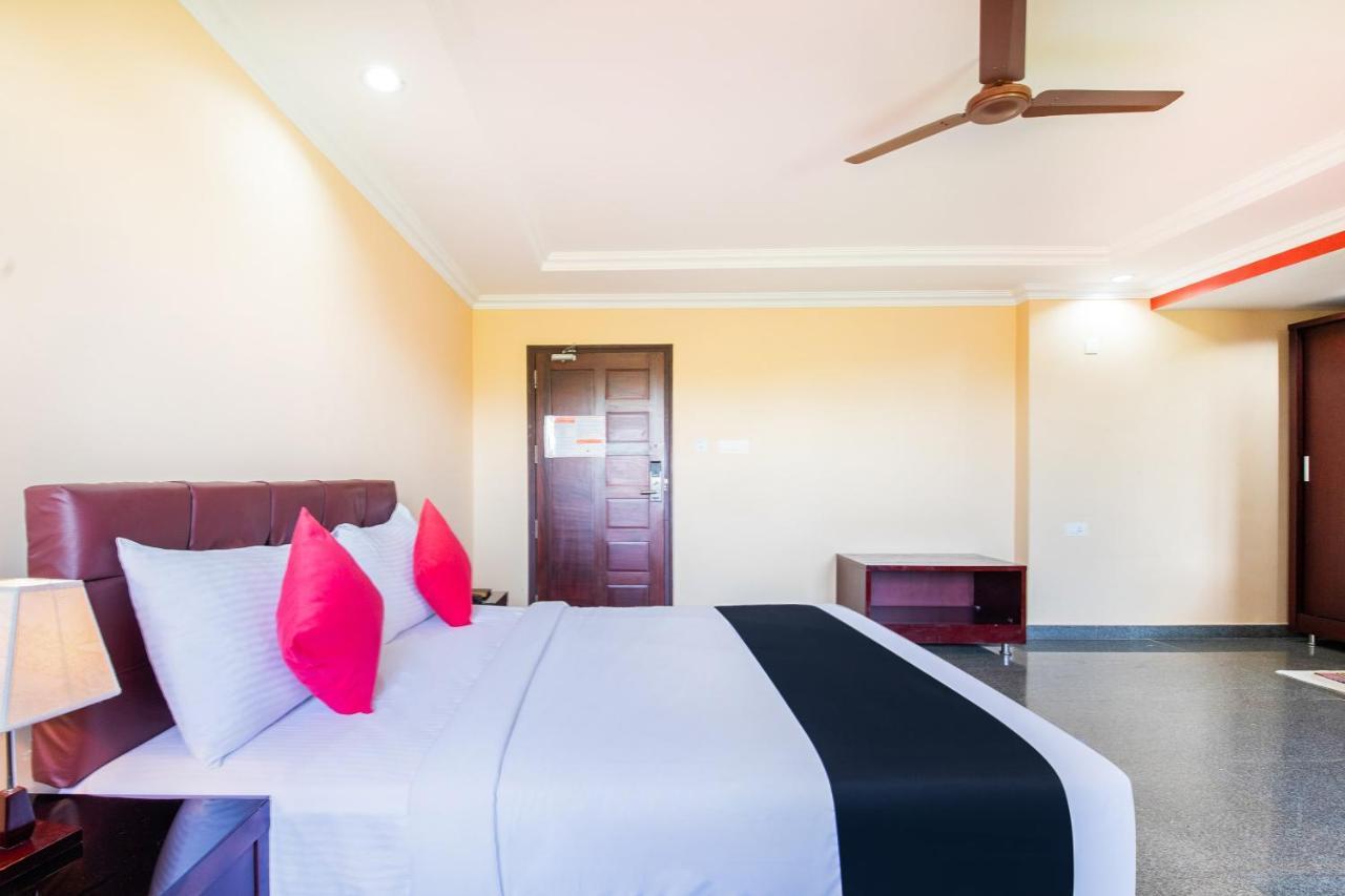 Capital O 22439 Ratna Forever Hotell Karkal Exteriör bild