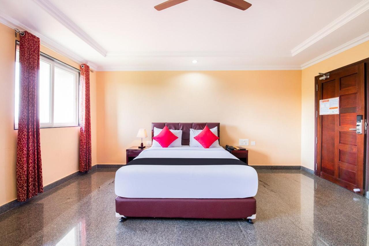 Capital O 22439 Ratna Forever Hotell Karkal Exteriör bild