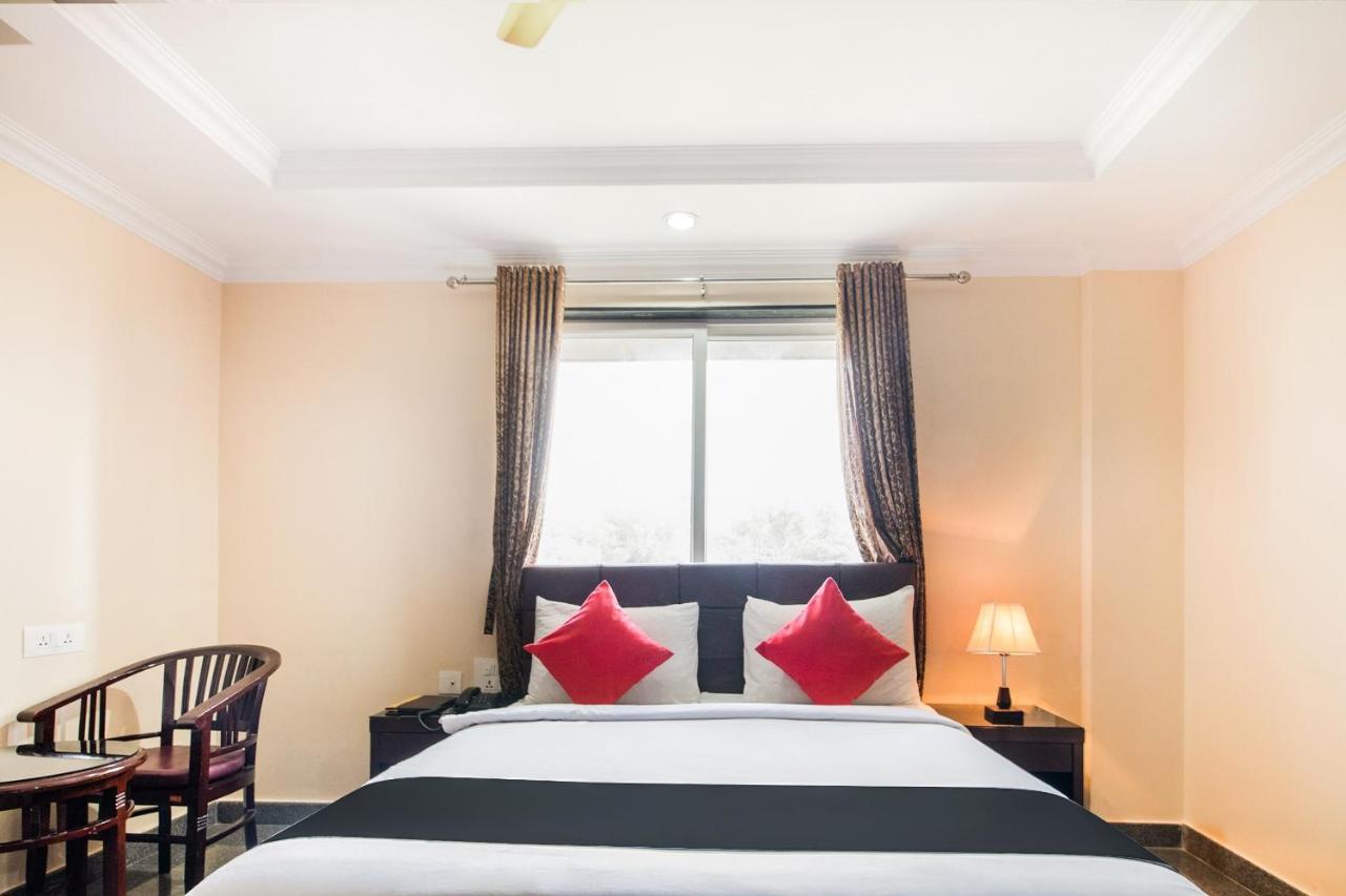 Capital O 22439 Ratna Forever Hotell Karkal Exteriör bild