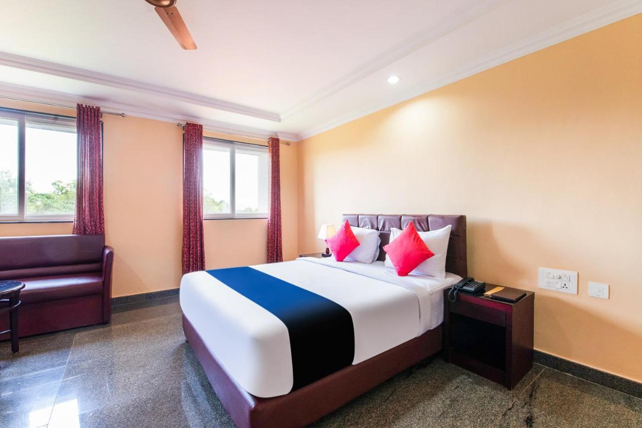 Capital O 22439 Ratna Forever Hotell Karkal Exteriör bild